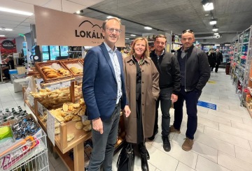 Zleva: Alexis Warawka, Else Groen, Pavel Březina a Jan Hrdina v prodejně Konzum v Ústí nad Orlicí.