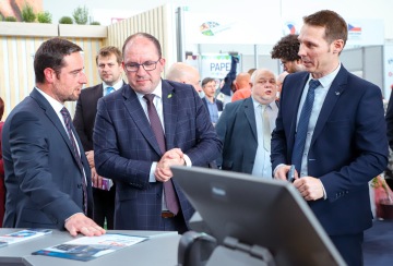 Vicepremiér a ministr průmyslu a obchodu Karel Havlíček, ředitel zpravodajství ČRo Jan pokorný, čestný předseda AČTO Zdeněk Juračka a současný předseda AČTO a též předseda SČMSD Pavel Březina na olomouckém kongresu Samoška v lednu 2020.